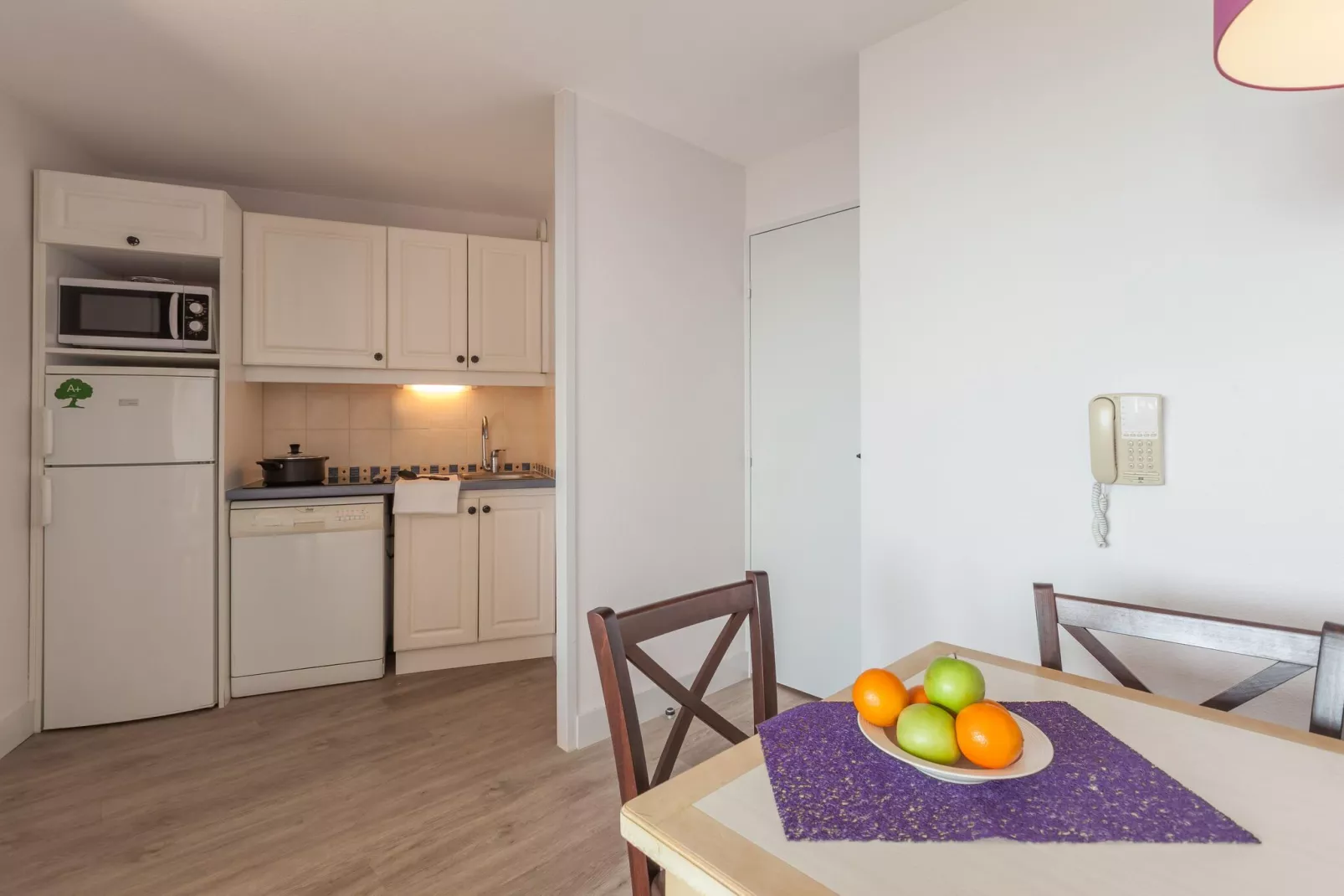 Residence La Pinède, Hyères-A7 Standard - Apt. 7 p. - 1 bedroom + 1 sleeping alcove-Living room