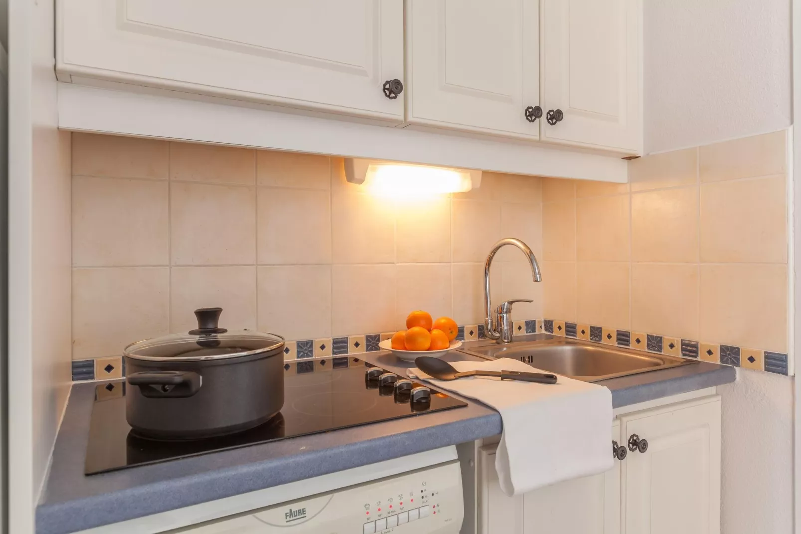Residence La Pinède, Hyères-A7 Standard - Apt. 7 p. - 1 bedroom + 1 sleeping alcove-Kitchen