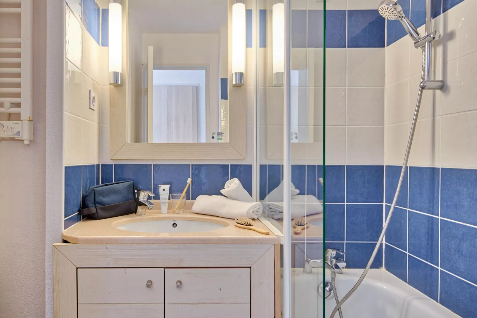 Residence La Pinède, Hyères-A7 Standard - Apt. 7 p. - 1 bedroom + 1 sleeping alcove-Bathroom