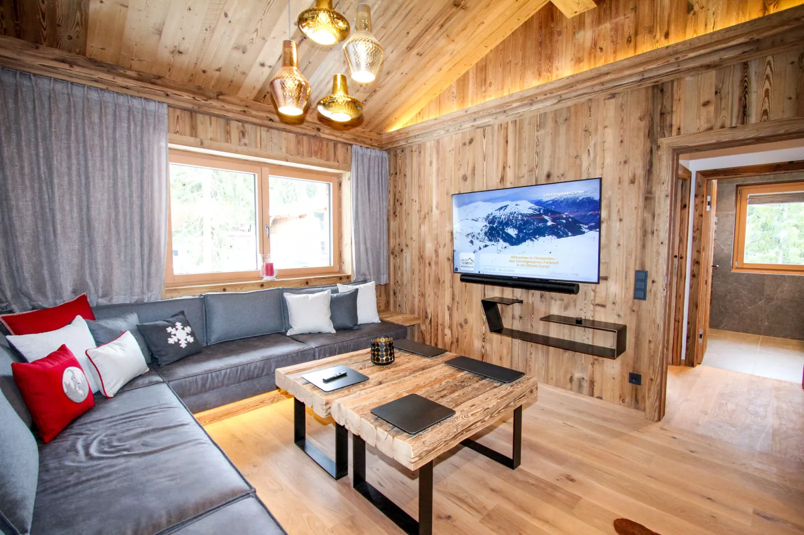 Pinzgauer Almhütte-Living room