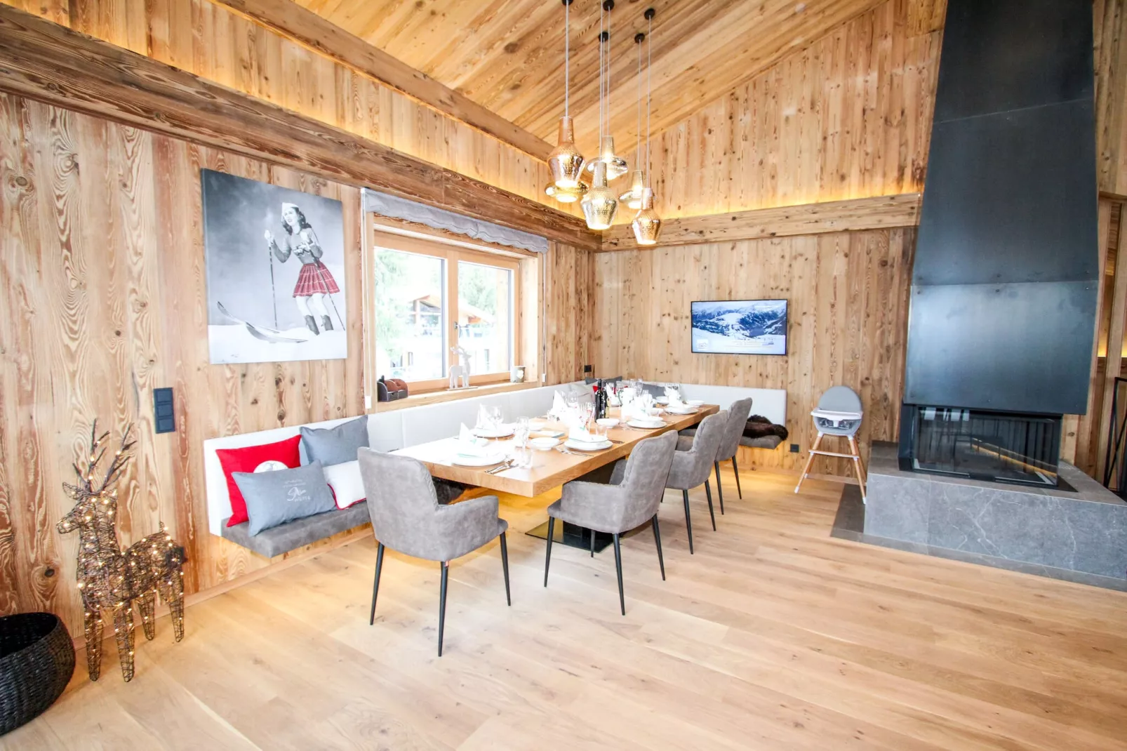 Pinzgauer Almhütte-Dining room