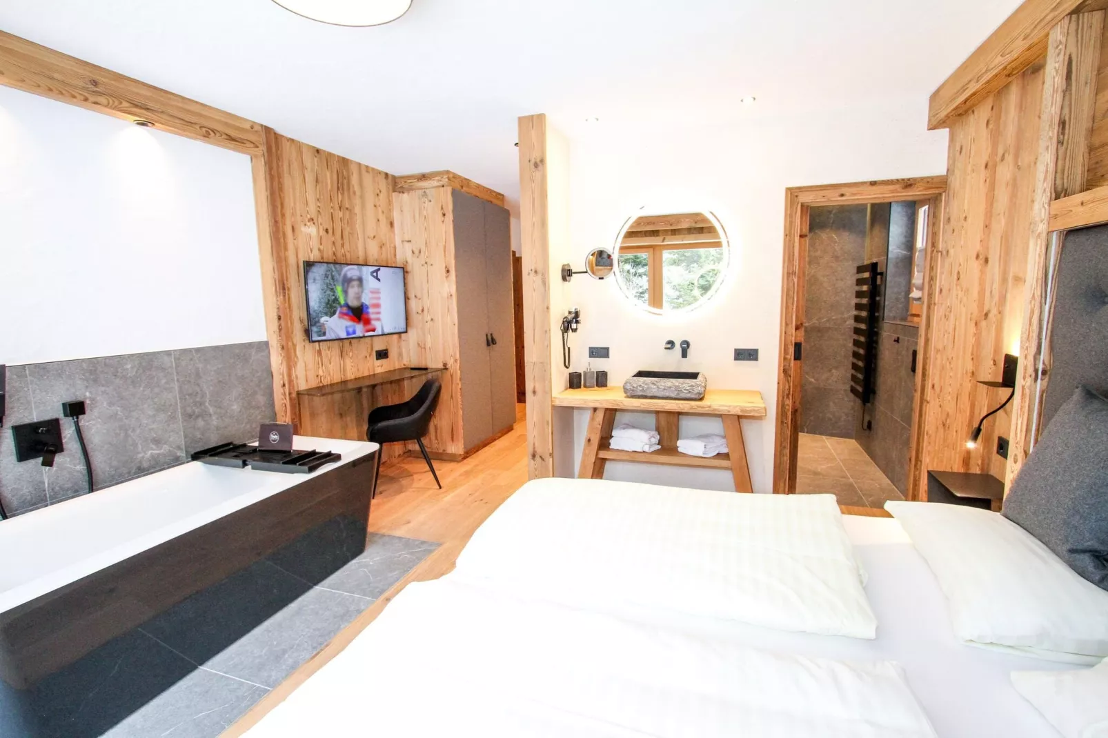 Pinzgauer Almhütte-Bedroom