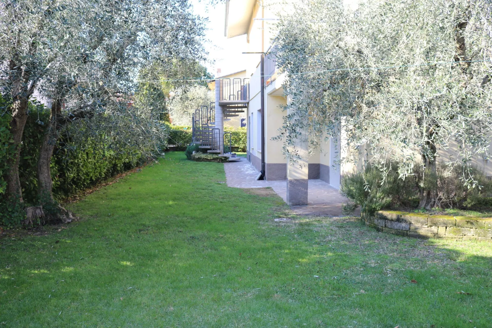Madonnina Dodici-Gardens summer