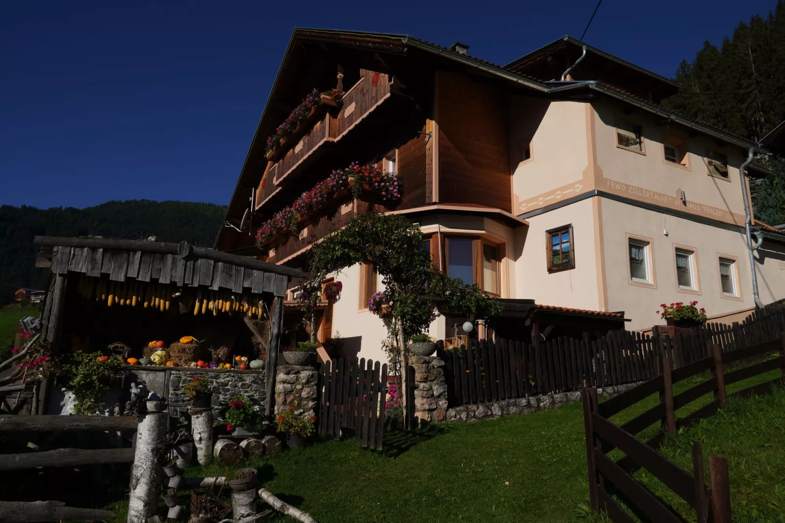 Haus Perler-Außenbereich Sommer