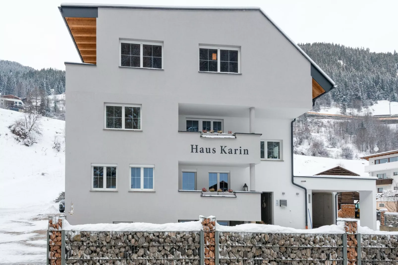 Karin Oben 10PAX-Exterior winter