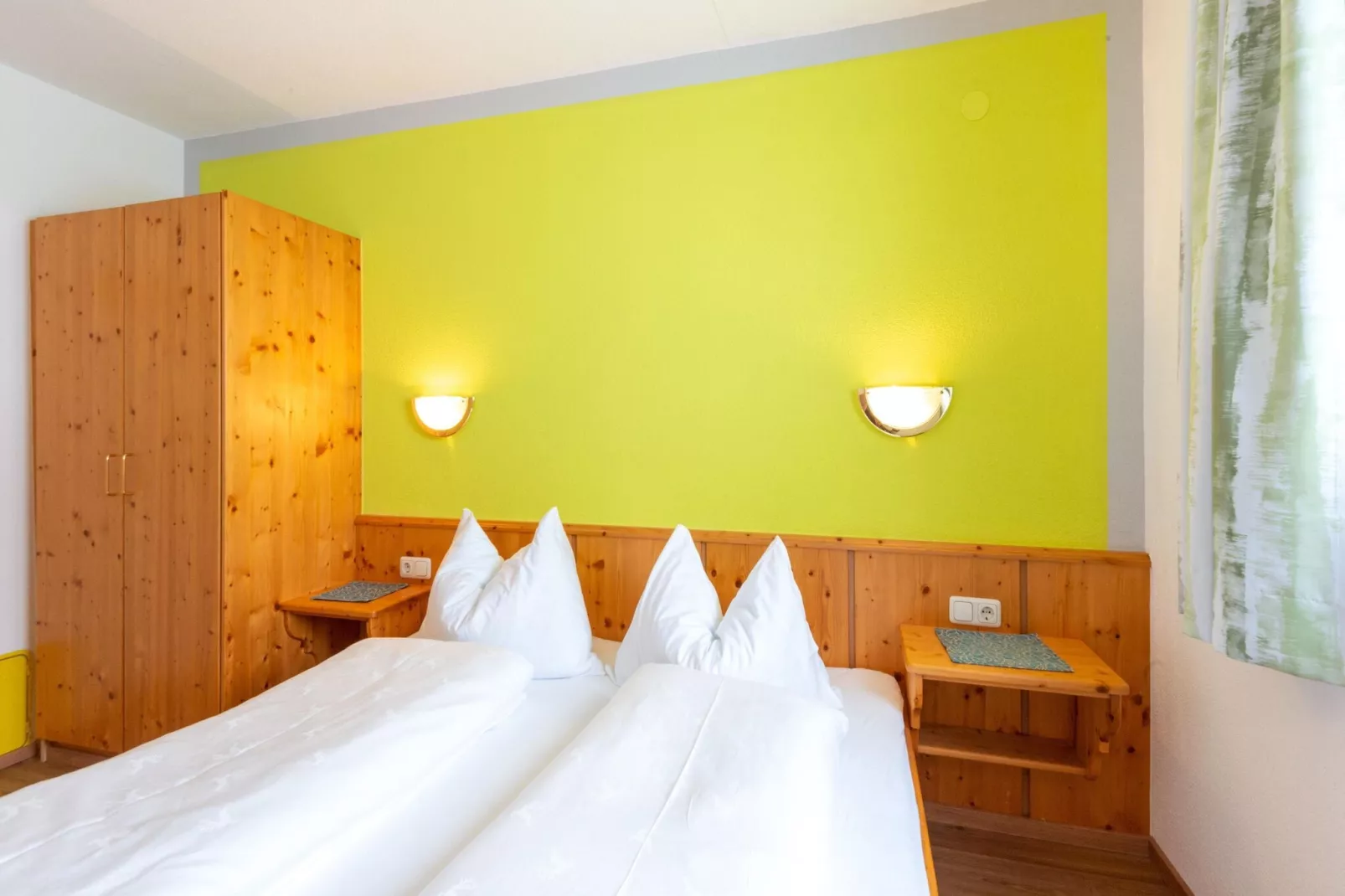 Karin Oben 10PAX-Bedroom
