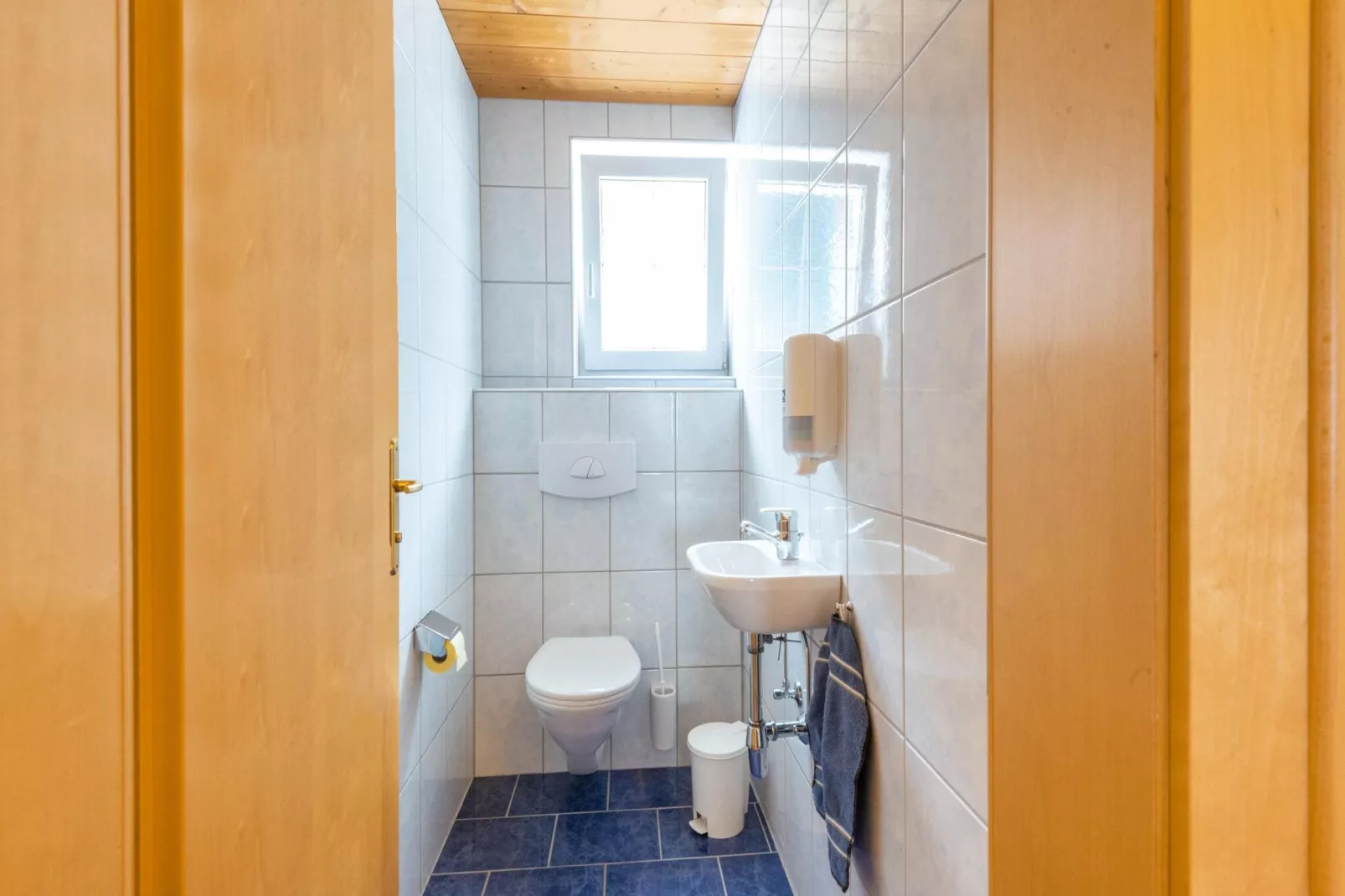 Karin Oben 10PAX-Bathroom