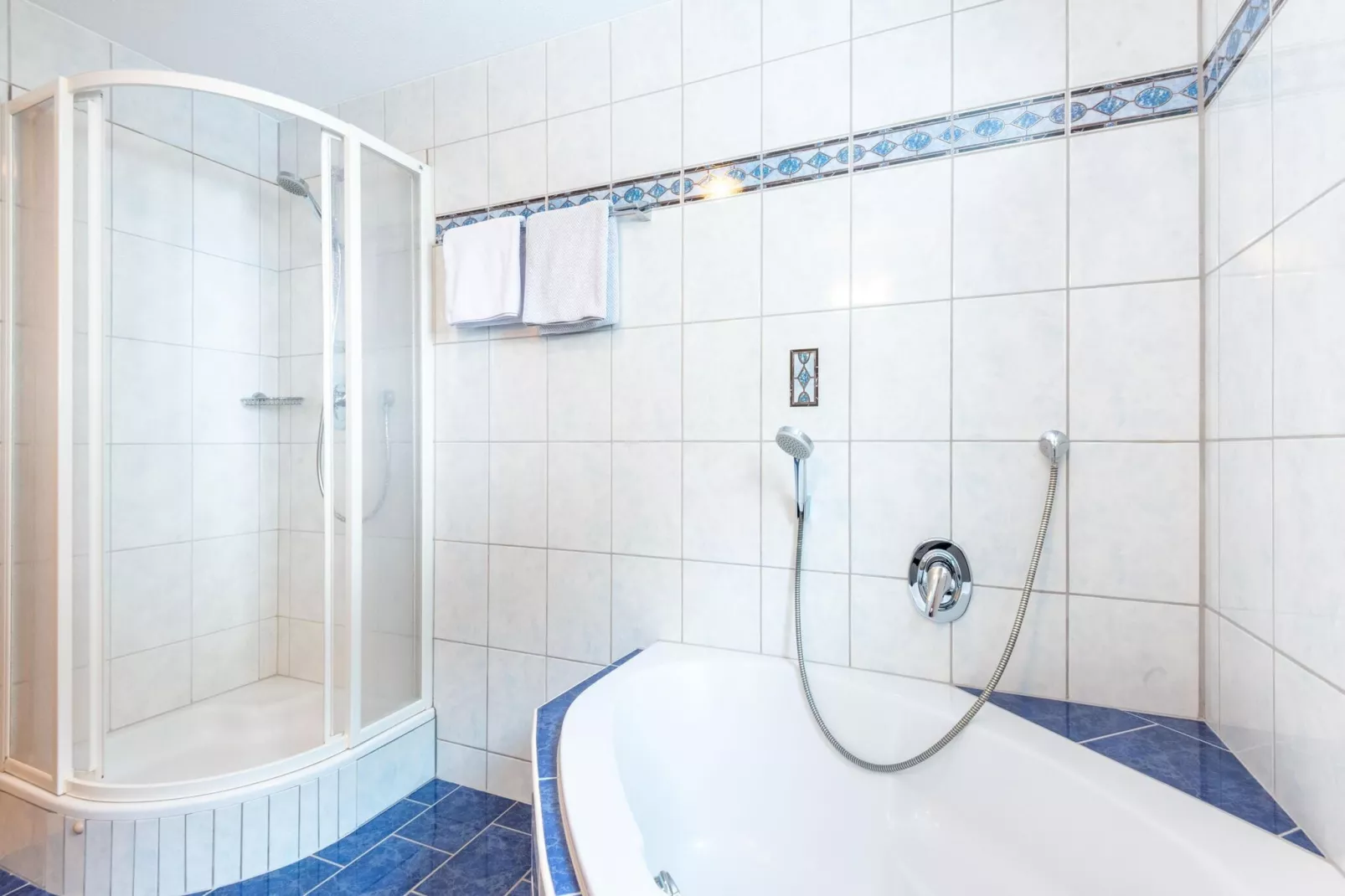 Karin Oben 10PAX-Bathroom