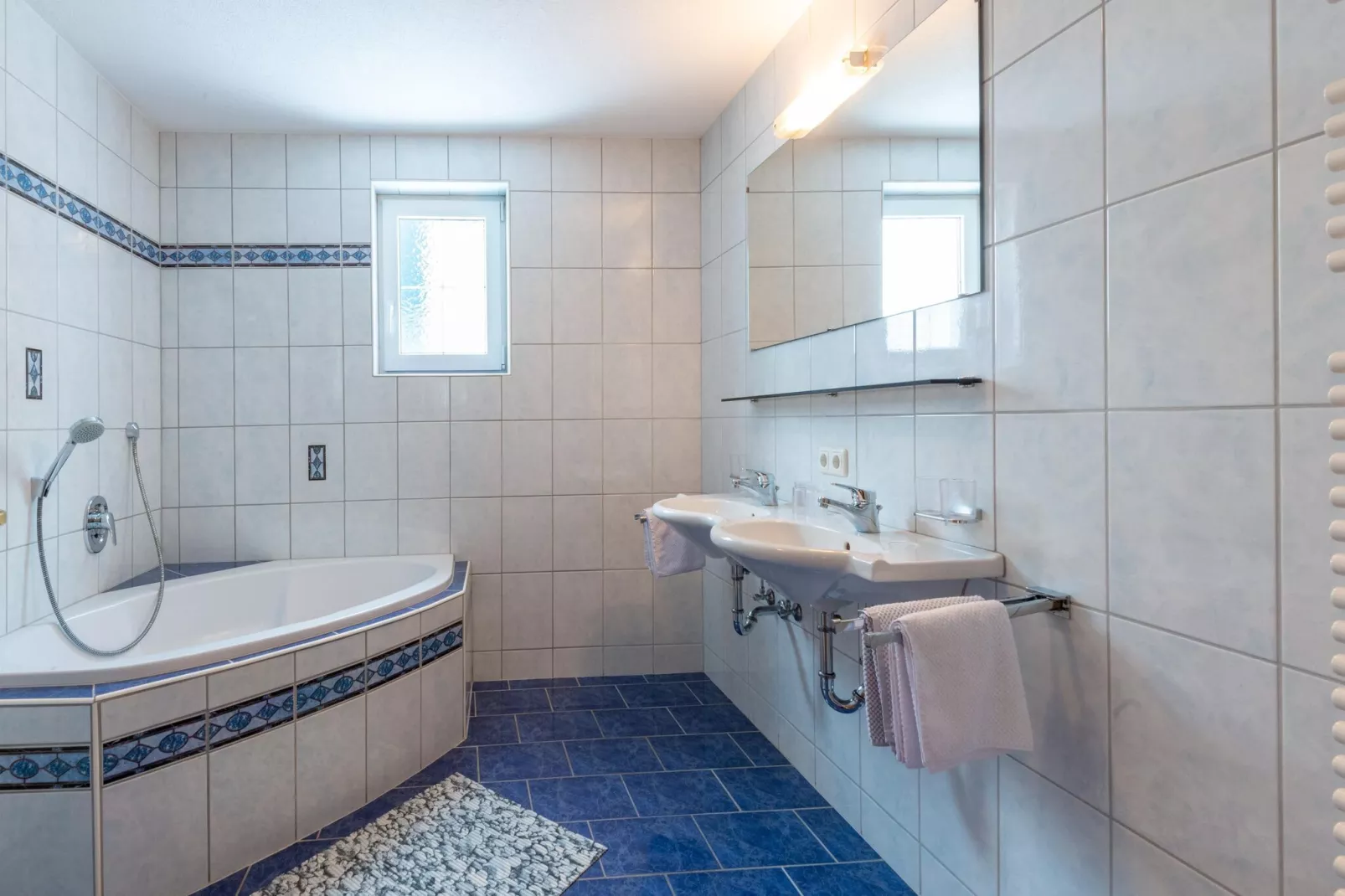 Karin Oben 10PAX-Bathroom