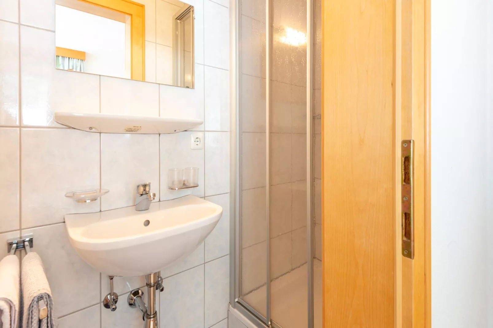 Karin Oben 10PAX-Bathroom