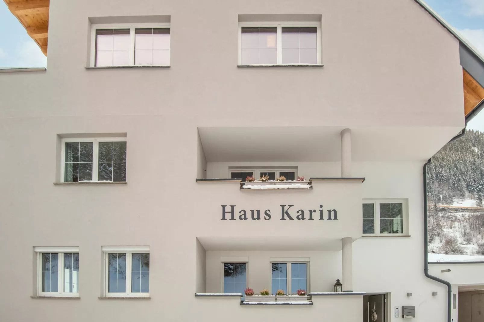 Karin Unten 8PAX-Exterior winter