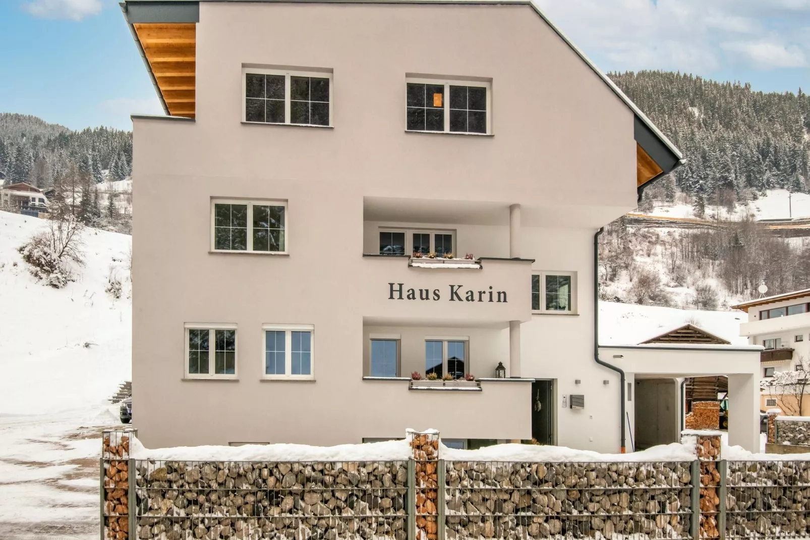 Karin Unten 8PAX-Exterior winter