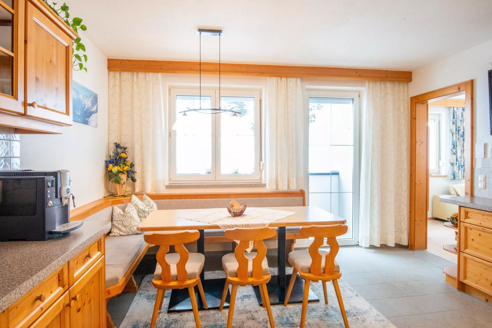 Karin Unten 8PAX-Dining room