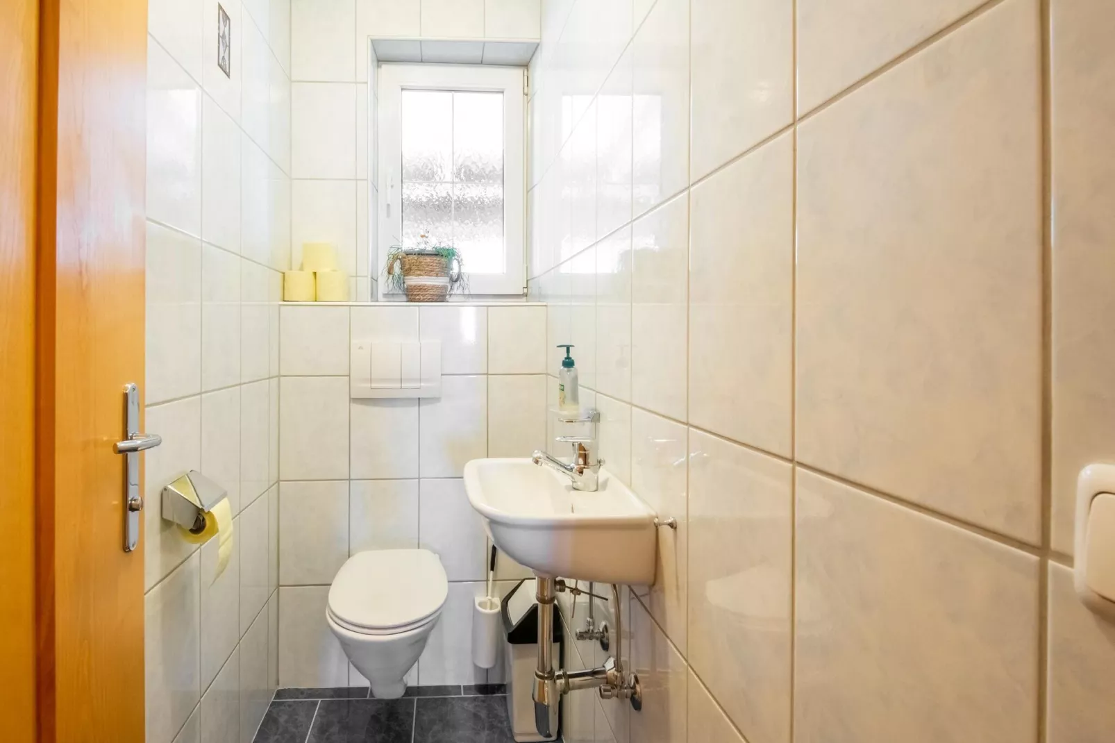 Karin Unten 8PAX-Bathroom