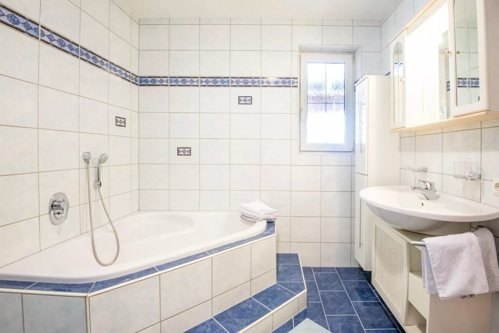 Karin Unten 8PAX-Bathroom