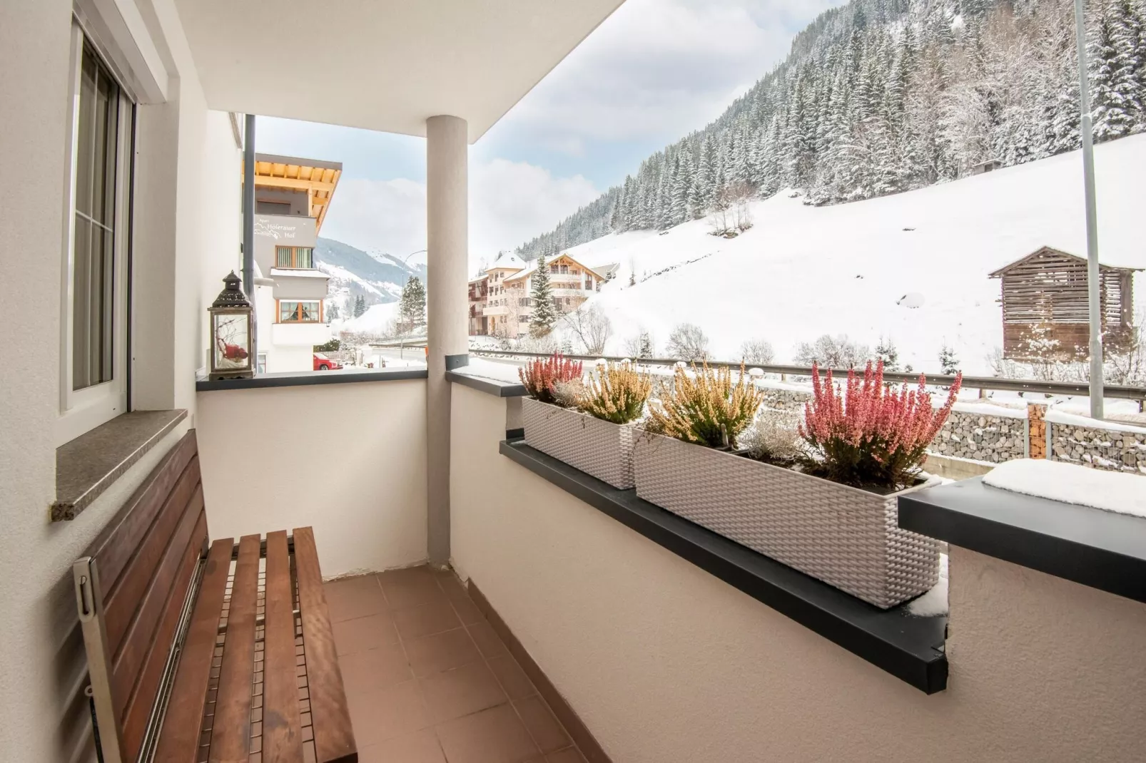 Karin Unten 8PAX-Terrace balcony