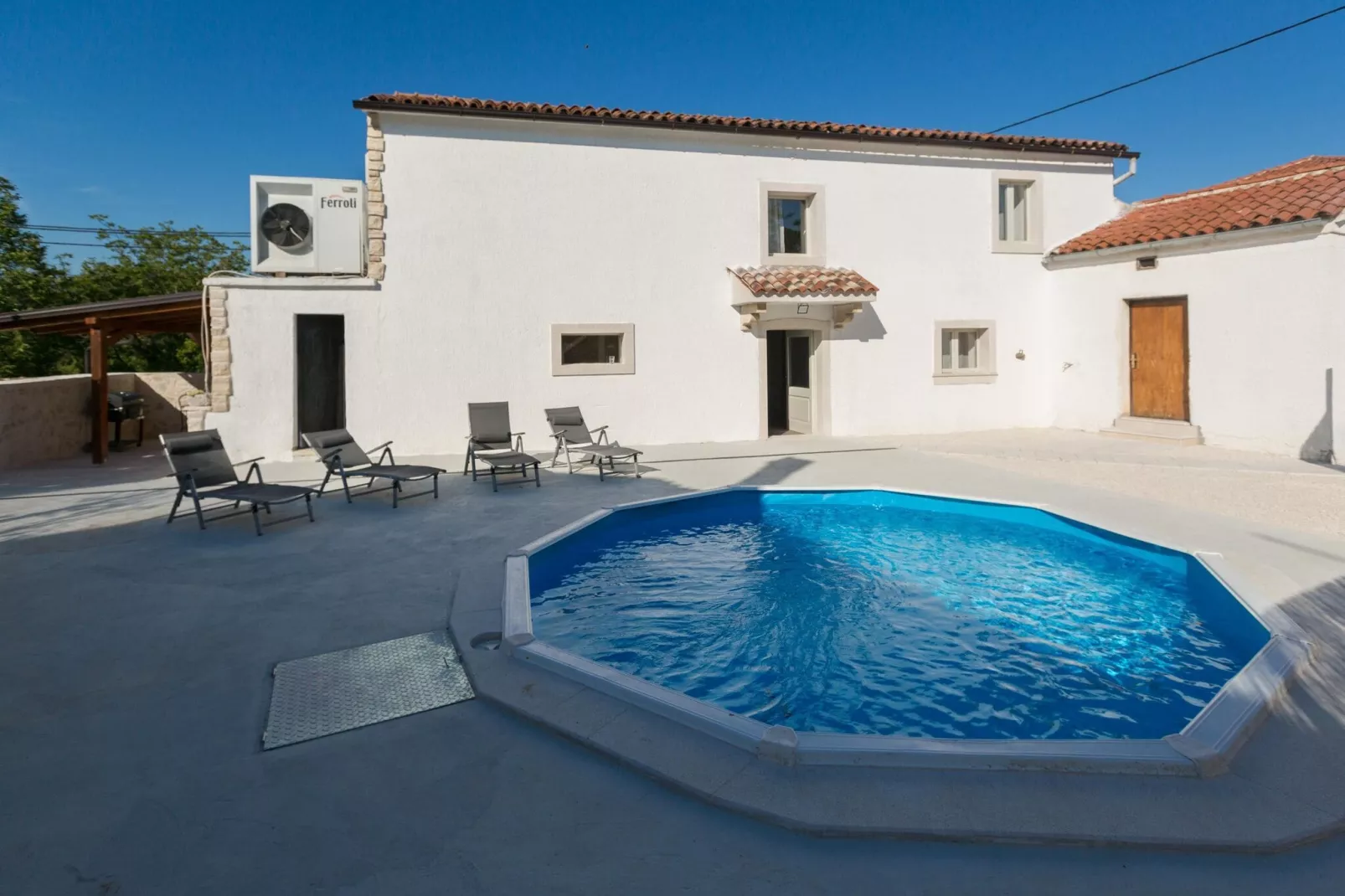 Villa Rosa-Exterior in summer