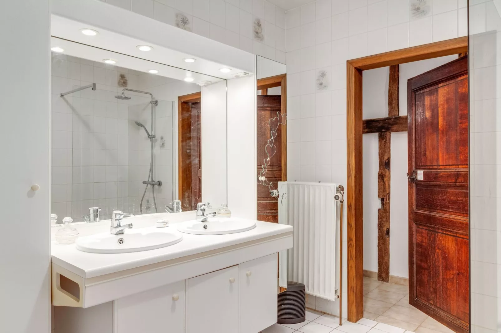 Jules & Paula-Bathroom