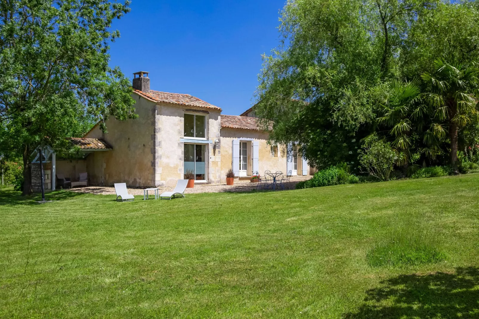 Domaine de Geneviève des Vignes-Exterior summer