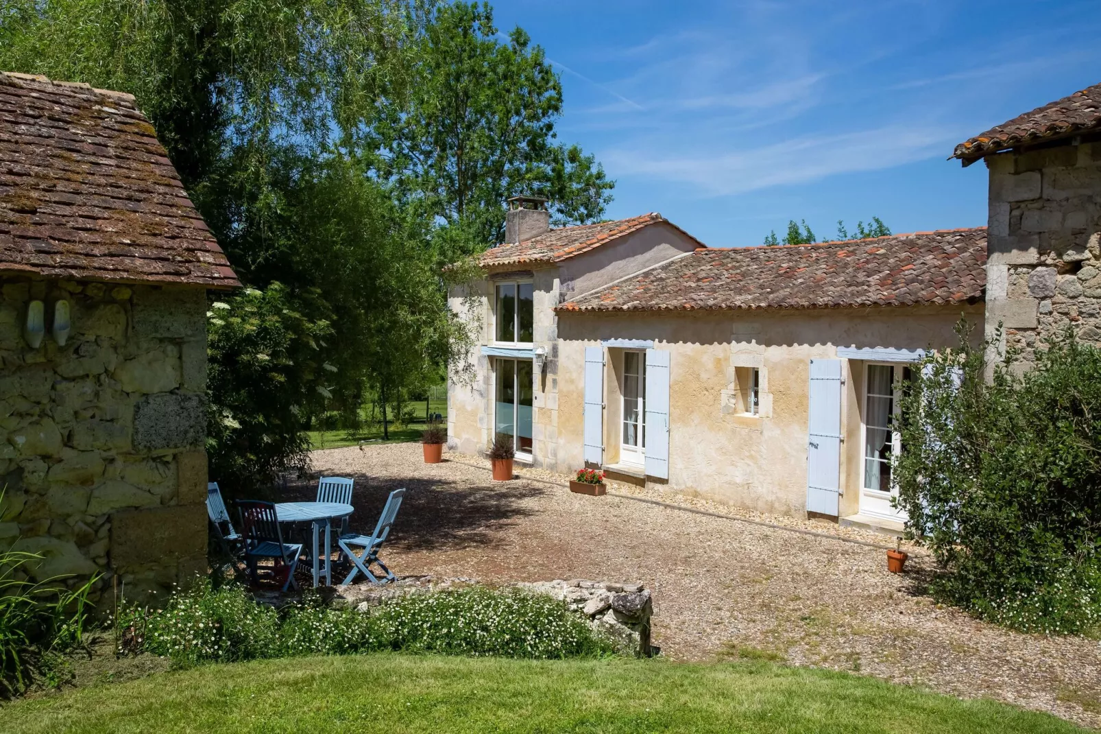 Domaine de Geneviève des Vignes-Exterior summer