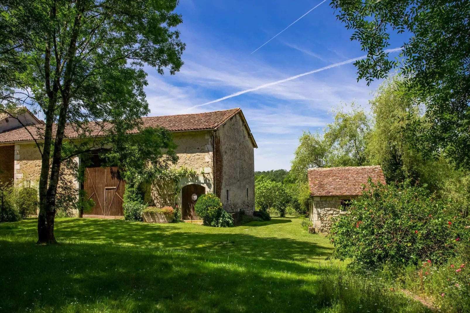 Domaine de Geneviève des Vignes-Exterior summer
