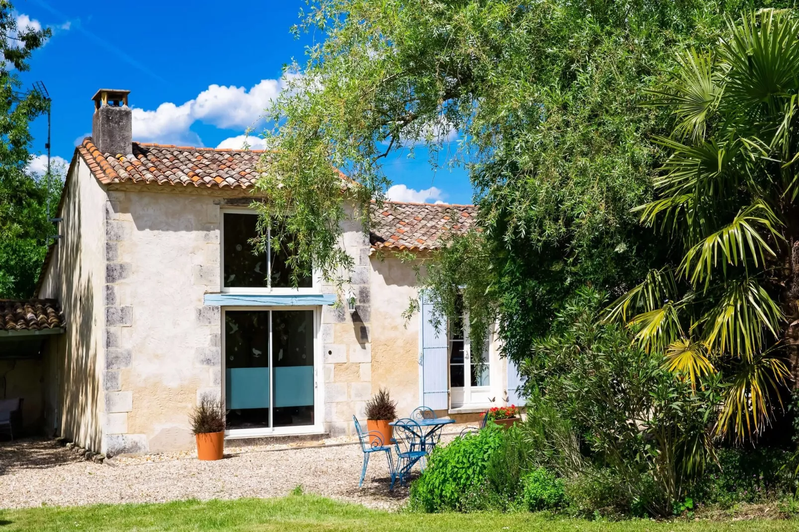 Domaine de Geneviève des Vignes-Exterior summer