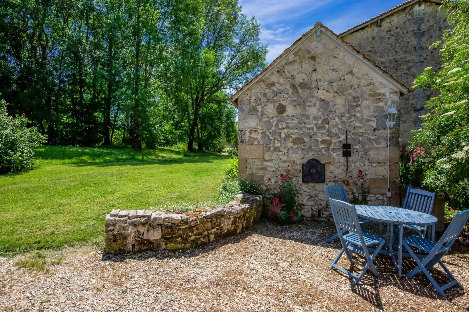Domaine de Geneviève des Vignes-Gardens summer