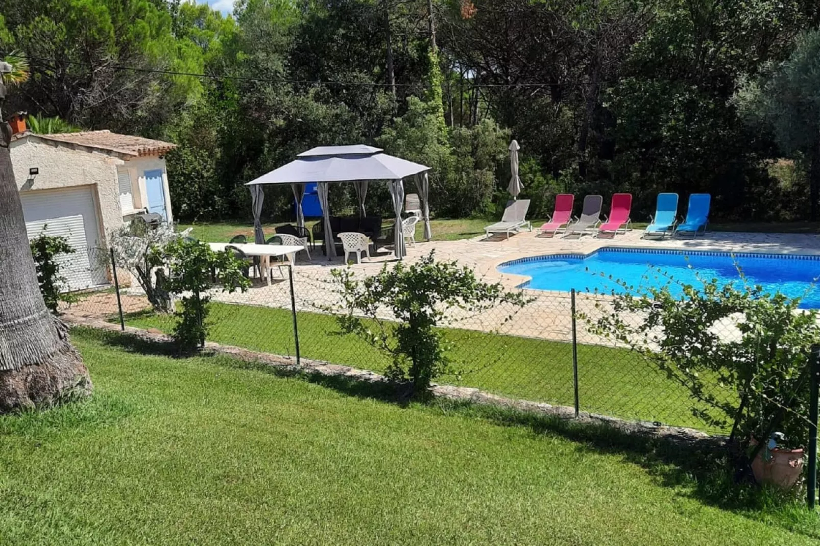 Les Merlettes-Pool