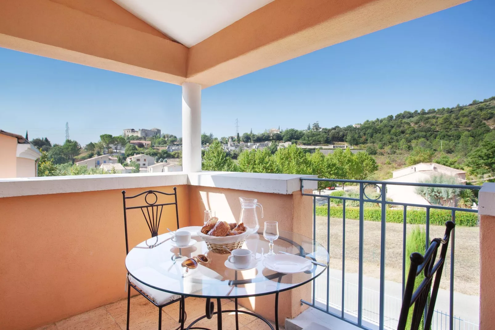 	 Résidence La Licorne de Haute-Provence 5-Terrace balcony
