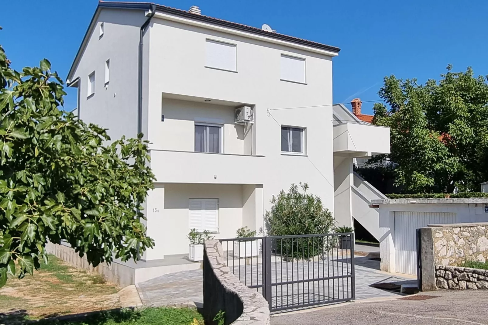 Apartment Karmen Šilo-Exterior summer