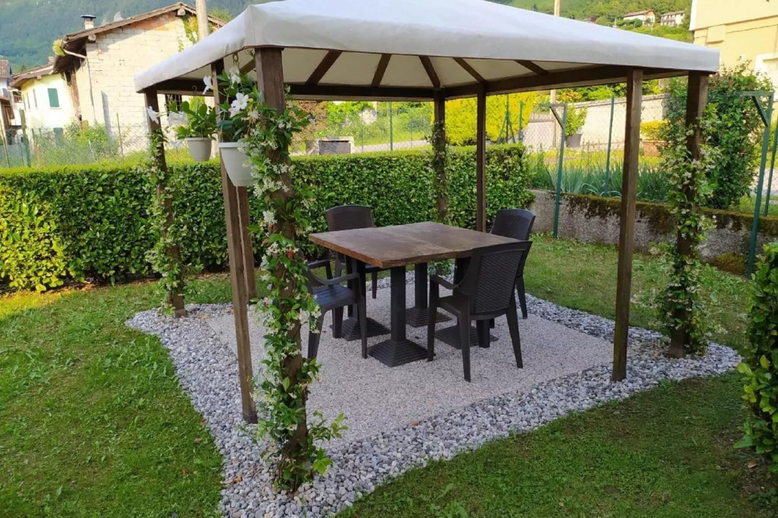 Alex Home 2-Gardens summer