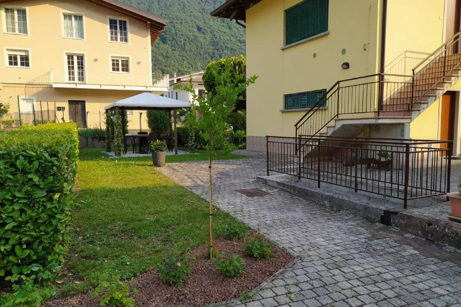 Alex Home 2-Gardens summer