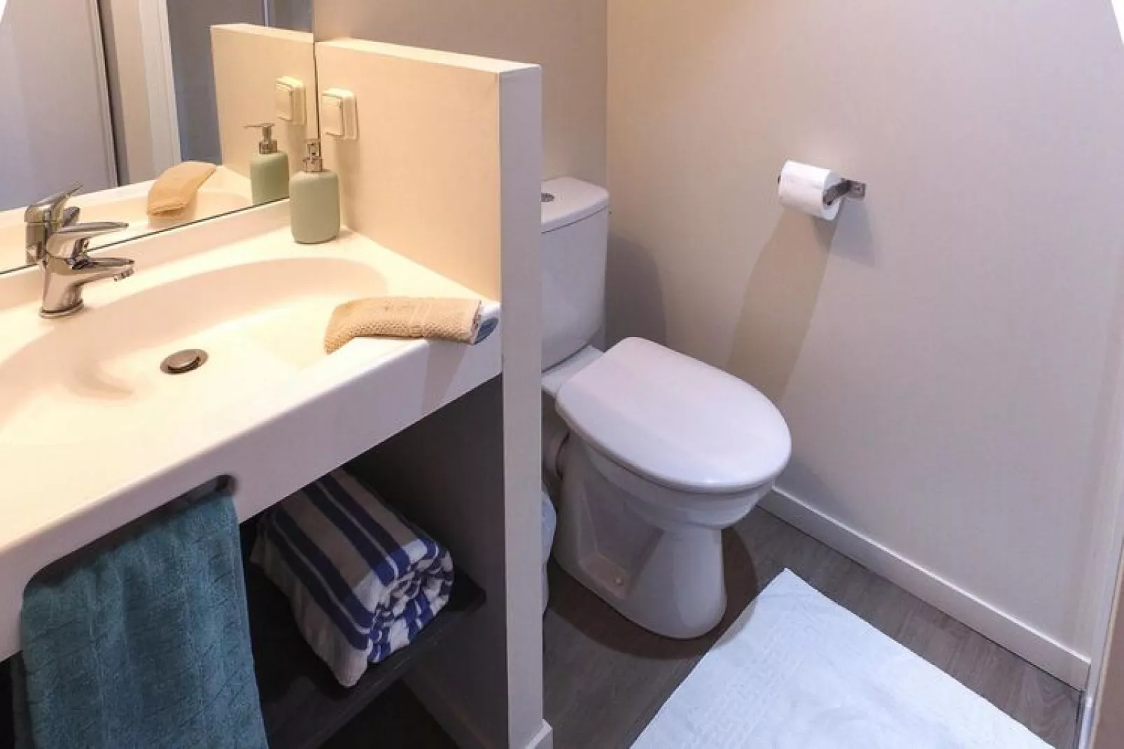 Holiday resort Normandie Forges-les-Eaux // Gîte 3 pcs 5 pers et 1 bébé 2 salles d'eau-Bathroom