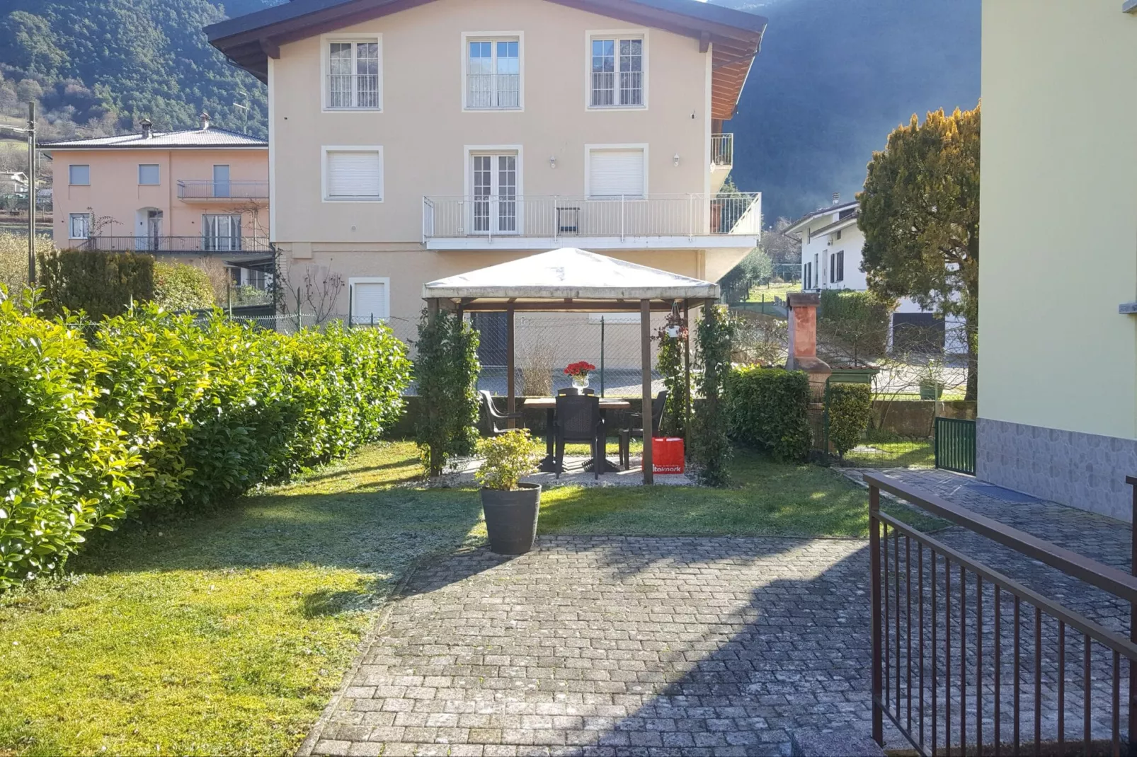 Alex Home 2-Gardens summer