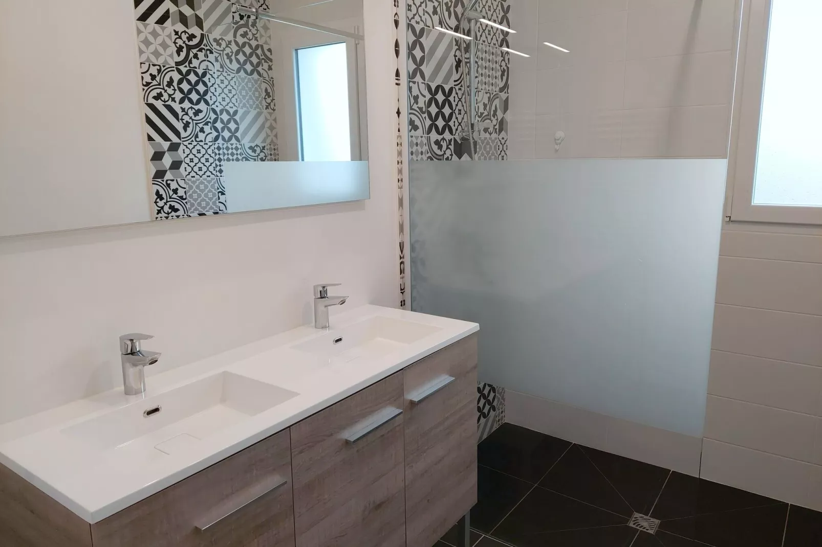 Ebenerdiges Ferienhaus Cleder-Bathroom