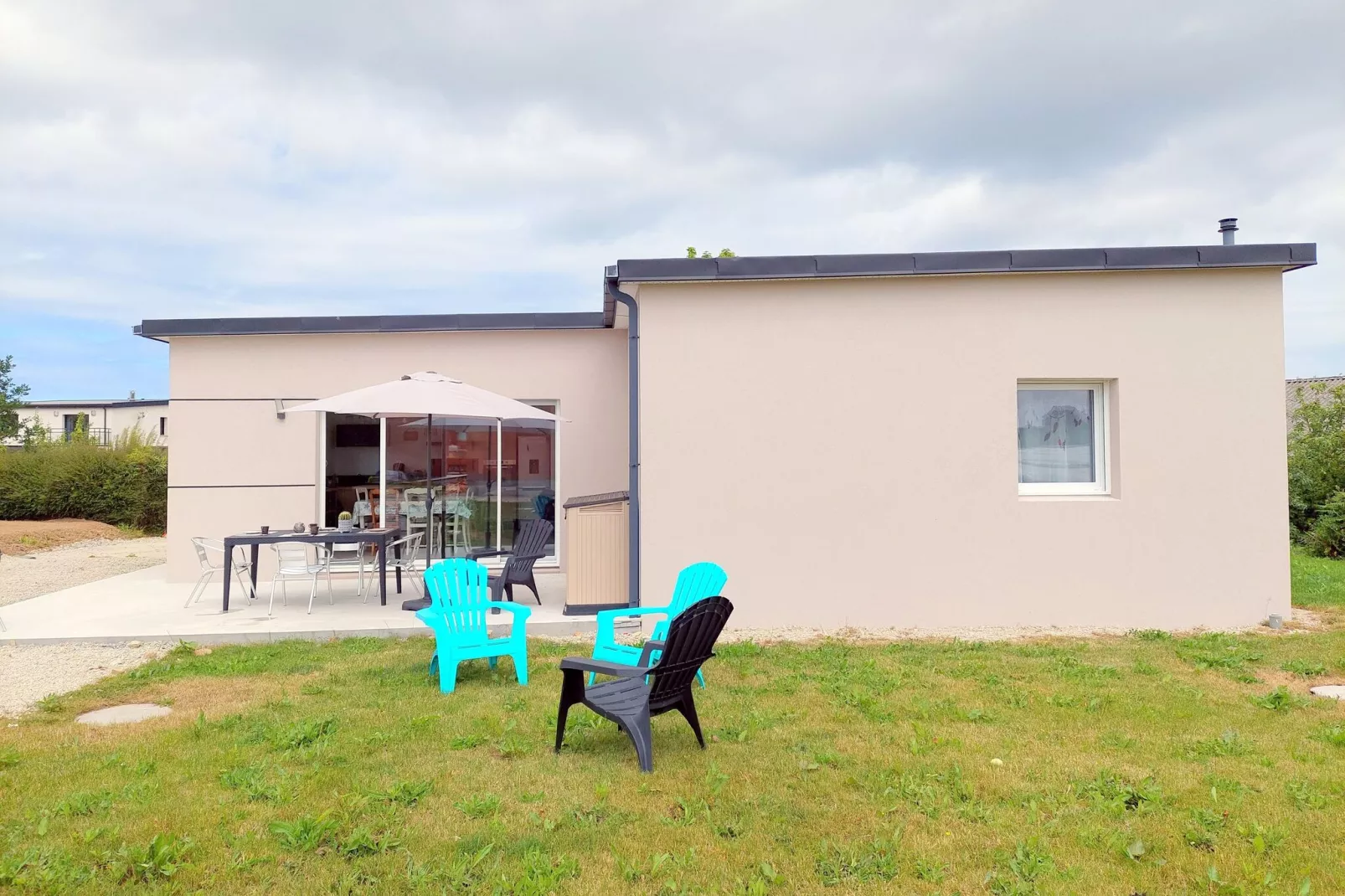 Ebenerdiges Ferienhaus Cleder-Exterior summer