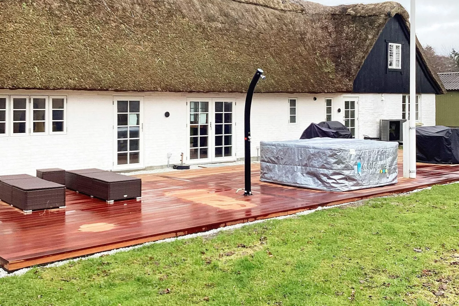 Idyllic Thatched Cottage Retreat-By Traum-Outdoor