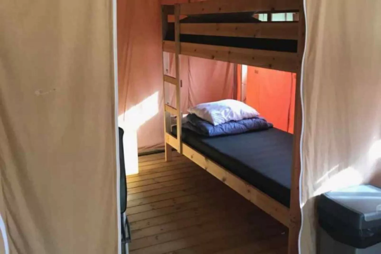 Luxe safaritent op Ameland-Bedroom