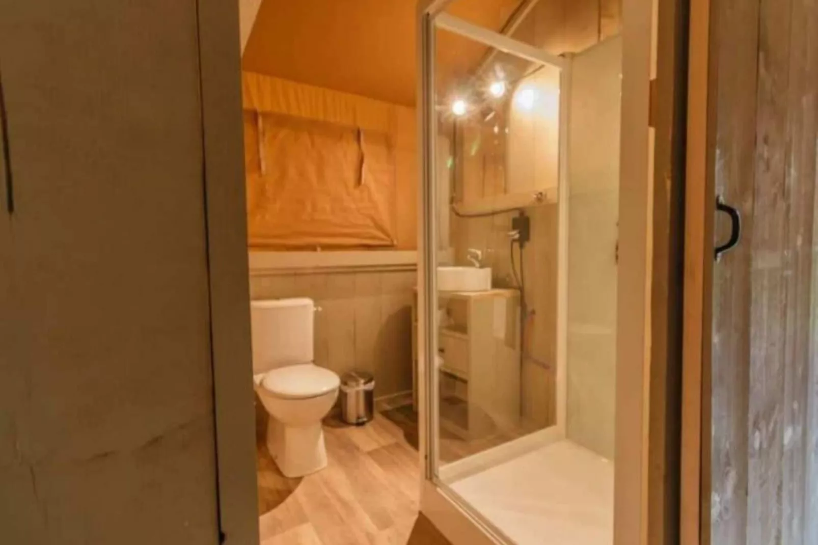 Luxe safaritent op Ameland-Bathroom