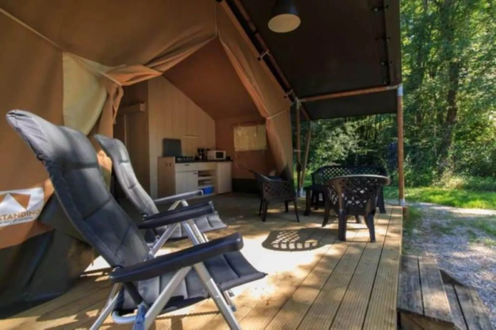 Luxe safaritent op Ameland-Terrace balcony