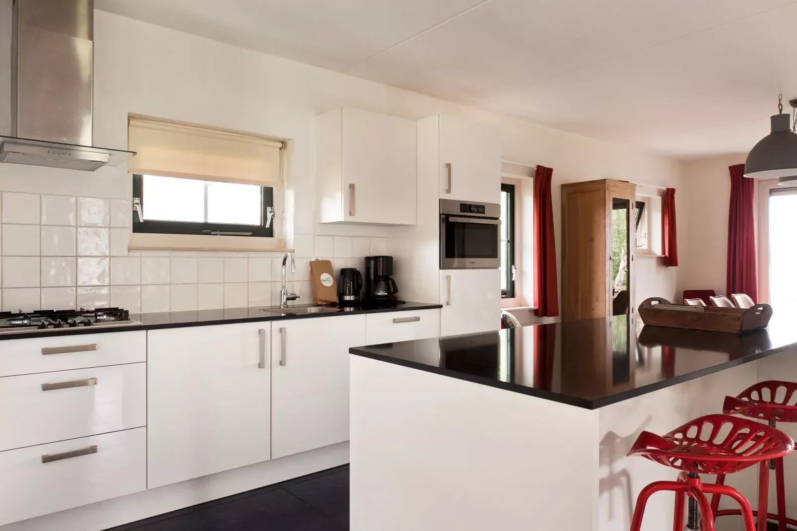 12 pers Lethehuis met sauna buitenspa en toerboot-Kitchen
