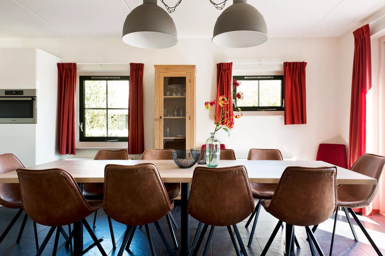 12 pers Lethehuis met sauna buitenspa en toerboot-Dining room
