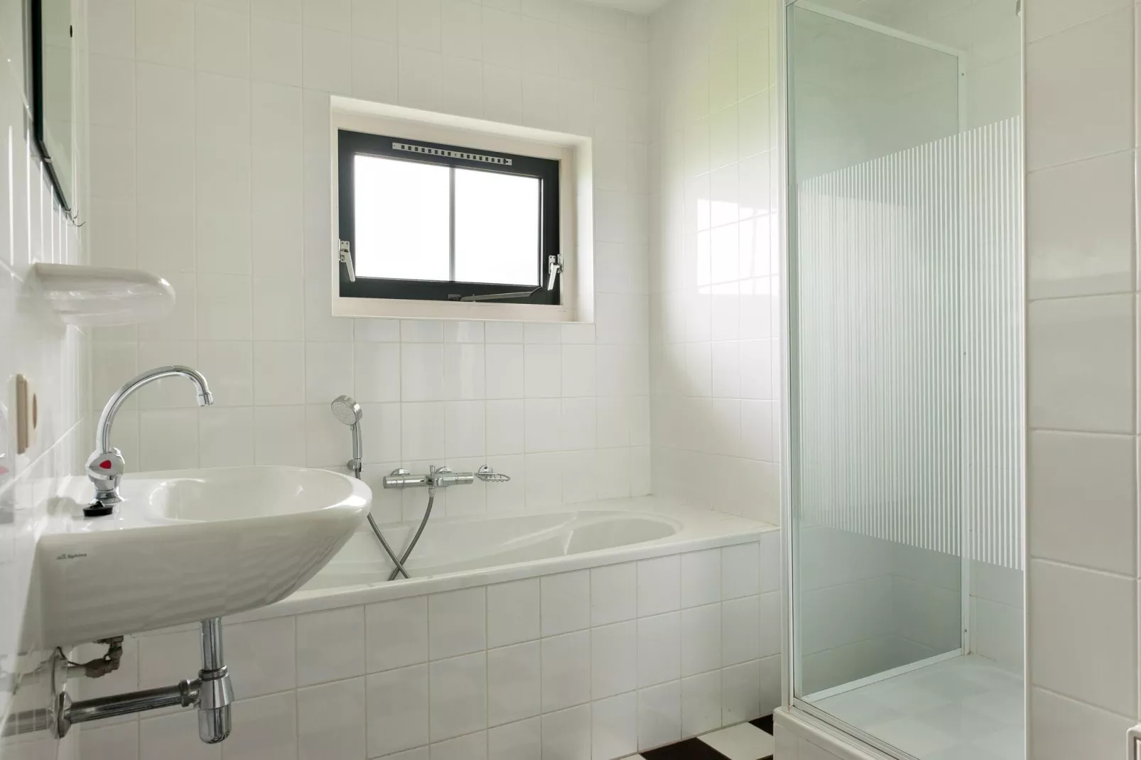 12 pers Lethehuis met sauna buitenspa en toerboot-Bathroom