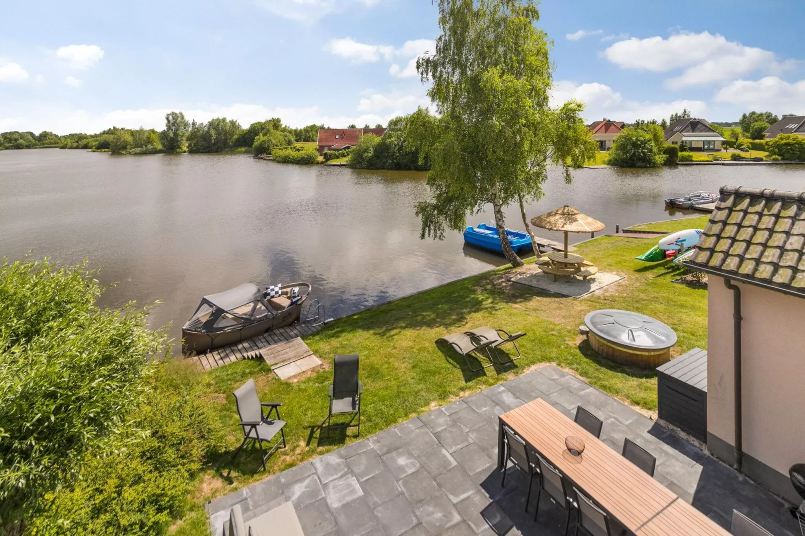 12 pers Lethehuis met sauna buitenspa en toerboot-Gardens summer