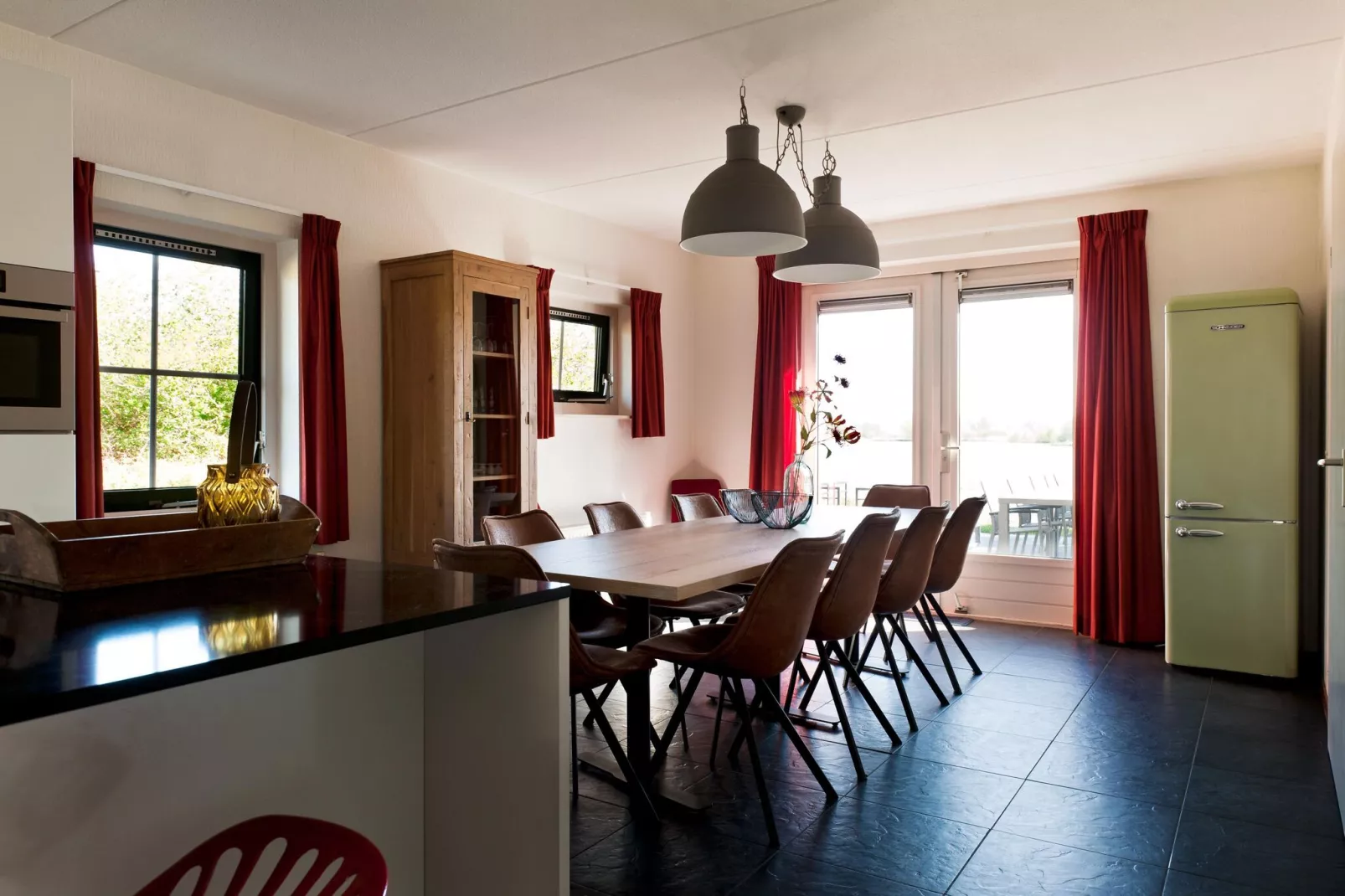 12 pers Lethehuis met sauna buitenspa en toerboot-Dining room
