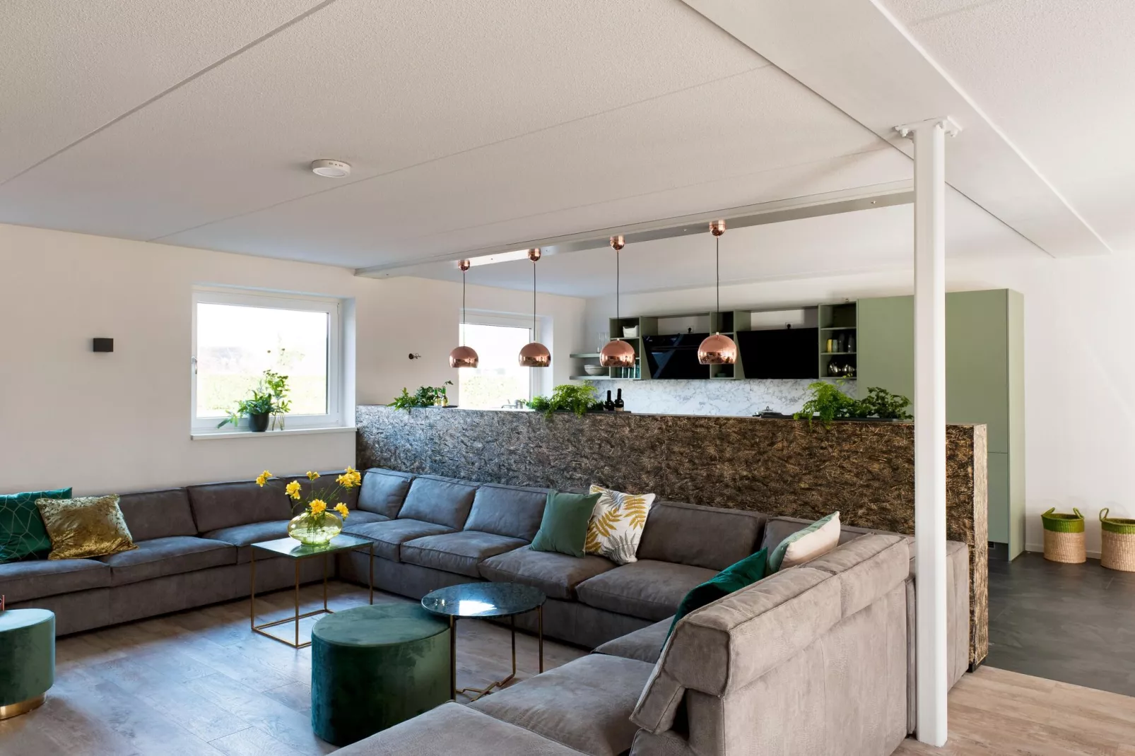 24 pers Pallertshuis Wellness de luxe met sauna en hout gestookte hottub-Living room