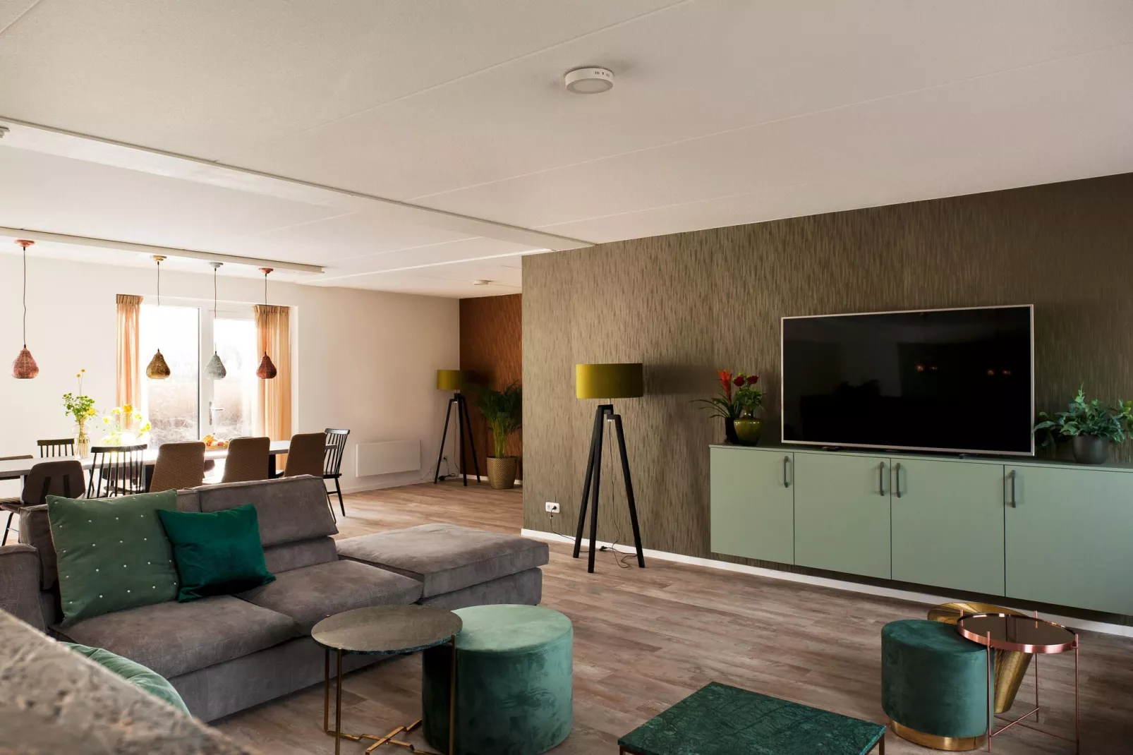 24 pers Pallertshuis Wellness de luxe met sauna en hout gestookte hottub-Living room