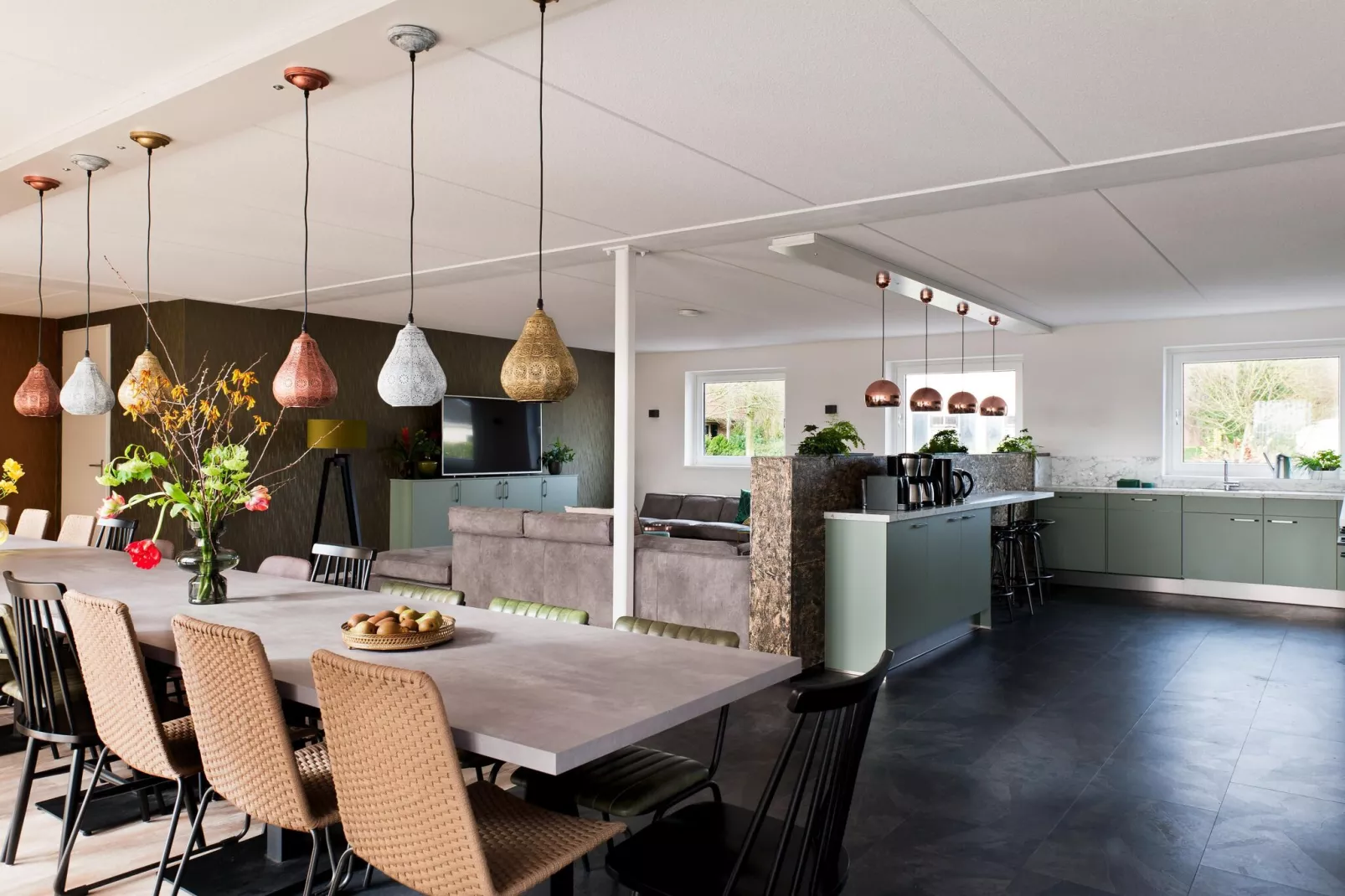 24 pers Pallertshuis Wellness de luxe met sauna en hout gestookte hottub-Dining room