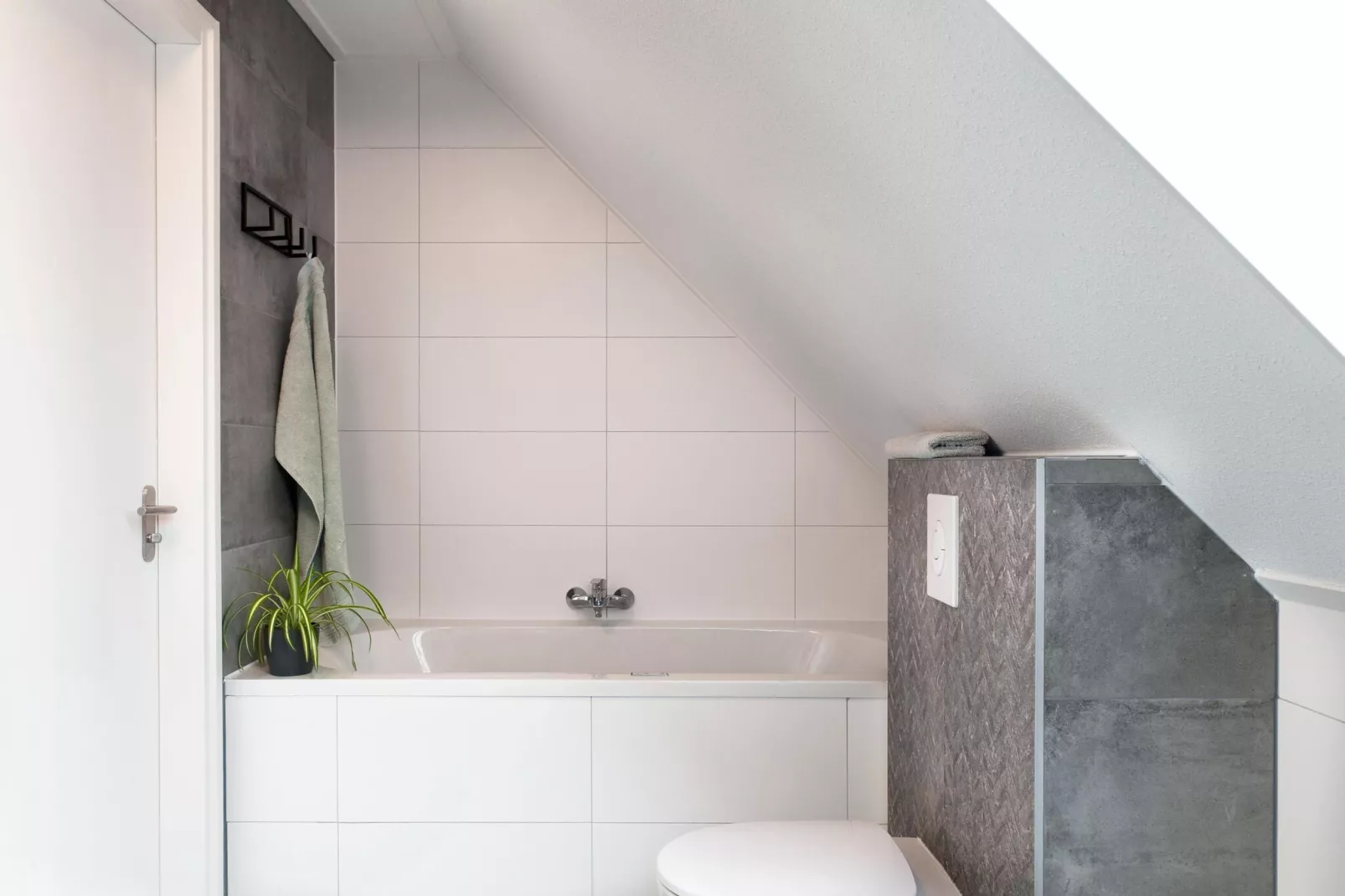 24 pers Pallertshuis Wellness de luxe met sauna en hout gestookte hottub-Bathroom