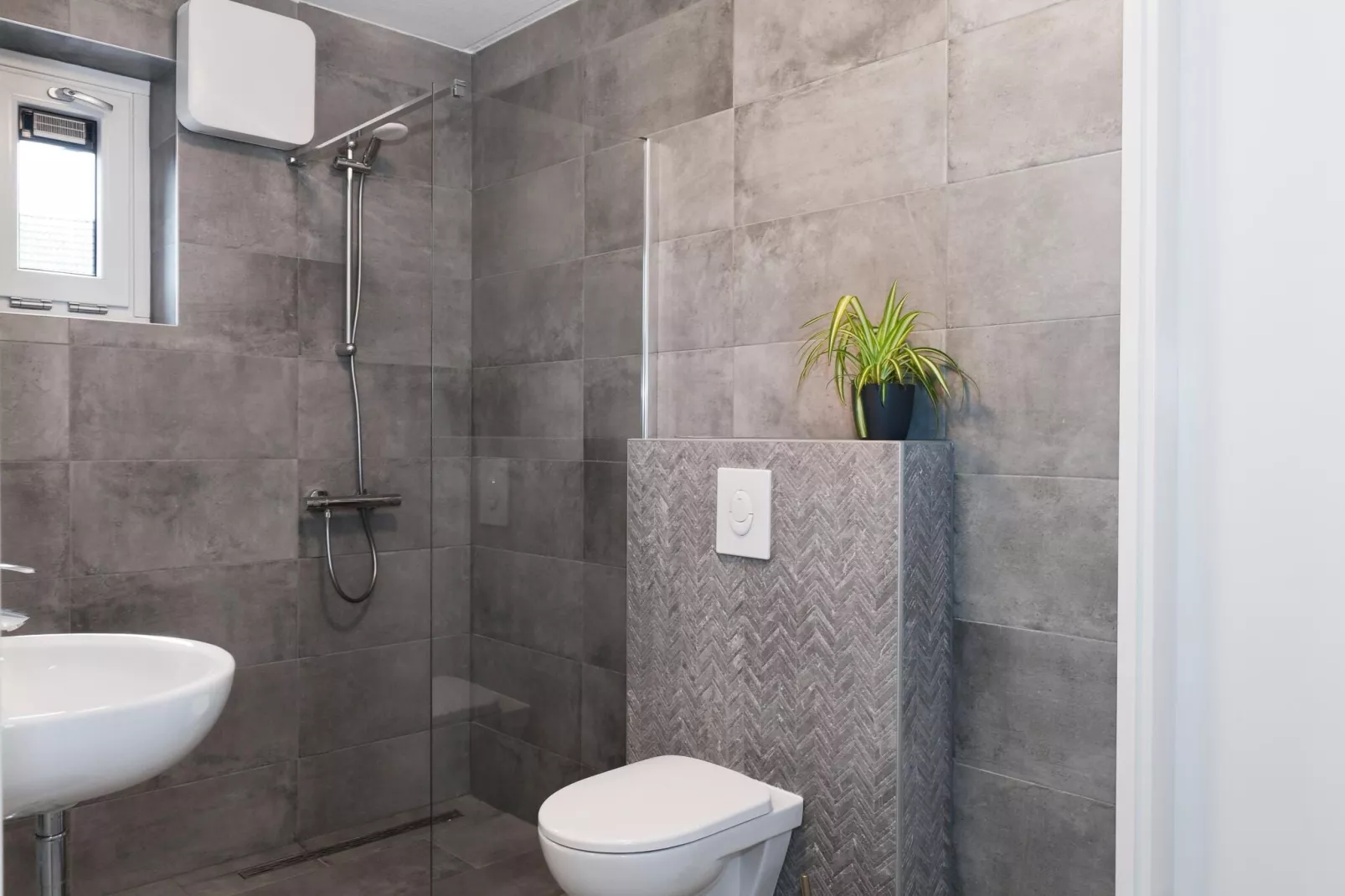 24 pers Pallertshuis Wellness de luxe met sauna en hout gestookte hottub-Bathroom
